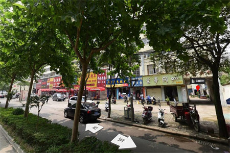 龙都新苑！60来万的套三！带车库！新装很板正！